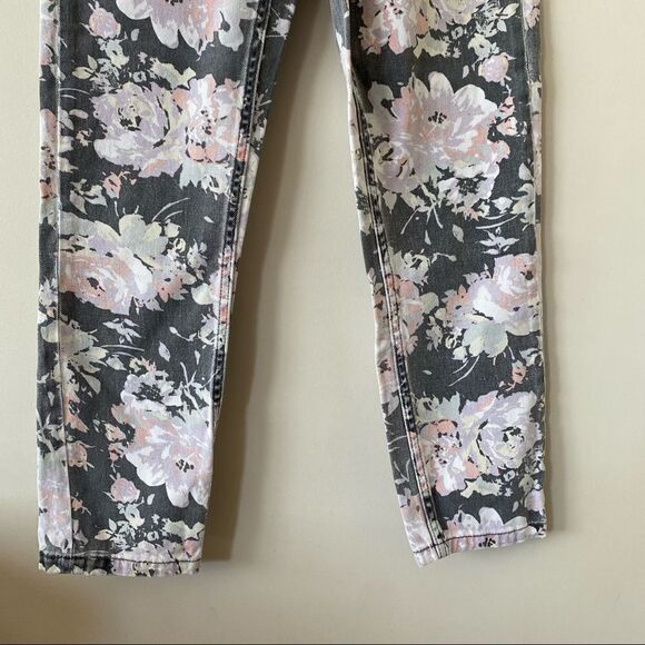Bdg-Mom Dark Floral High Rise Jeans (Size:24) - Picture 3 of 13